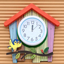 保育園の飾り時計と掲示板